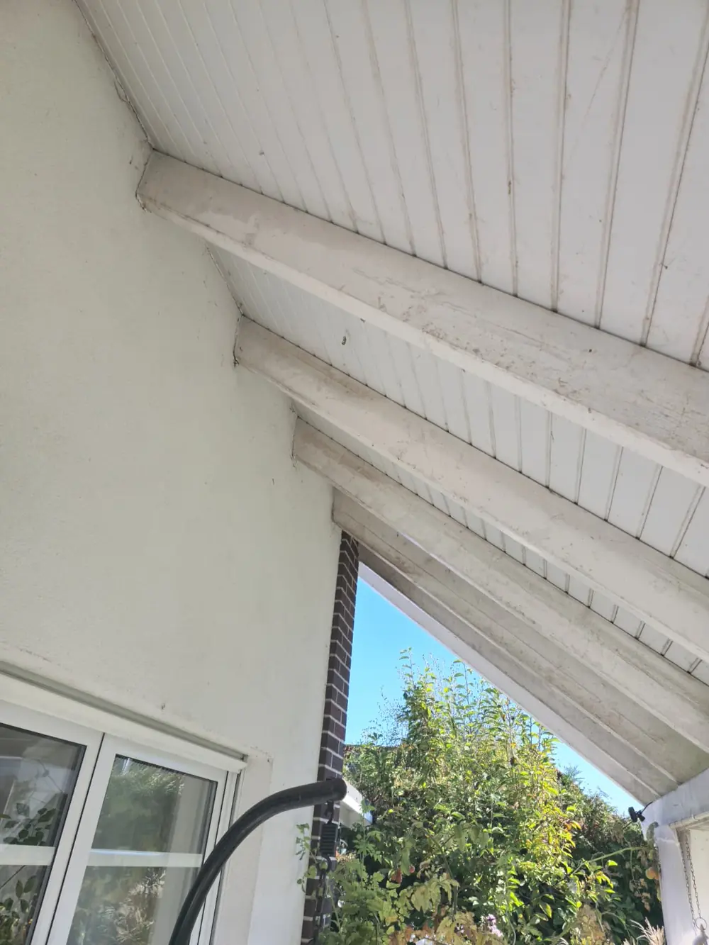 Vorher: Dachüberstand verschmutzt