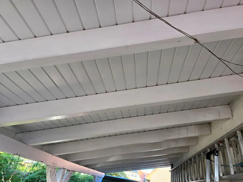 Nachher: Carport-Decke gereinigt durch Gebäudereinigung Hübner
