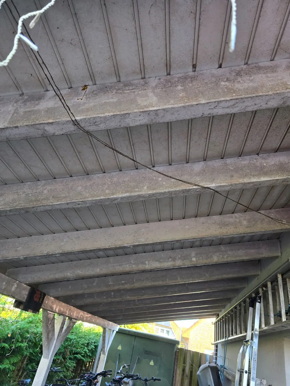 Vorher: Carport-Decke verschmutzt