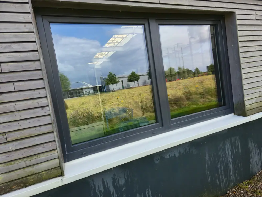Nachher: Fenster und Fensterbank gereinigt durch Gebäudereinigung Hübner