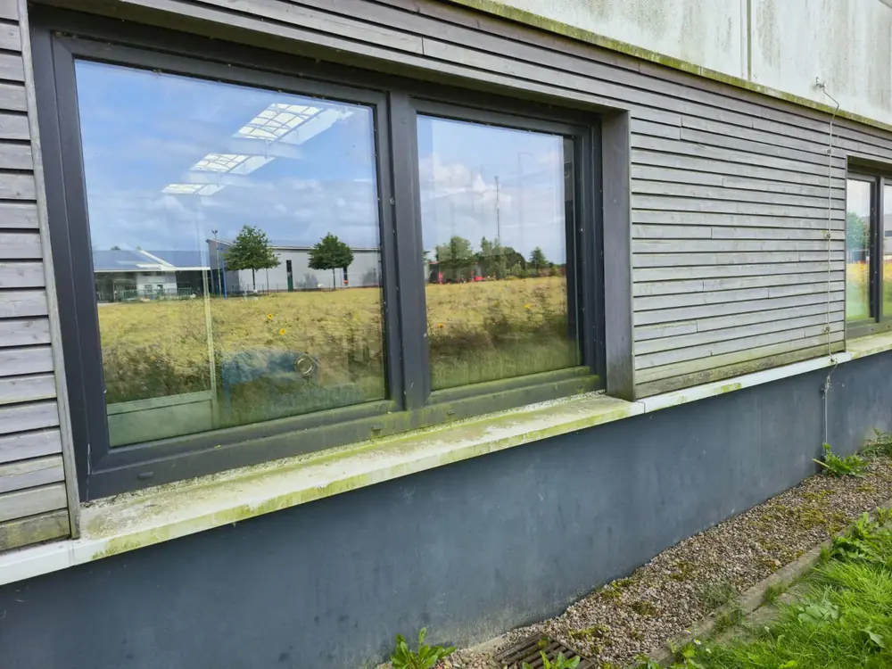 Vorher: Fenster und Fensterbank verschmutzt