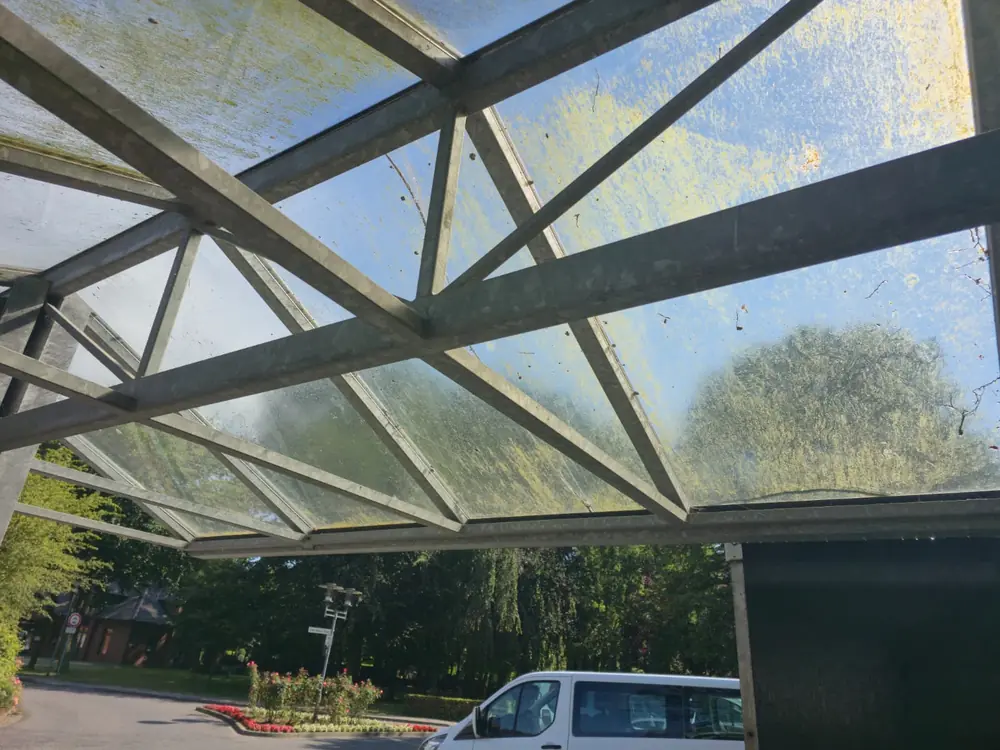 Vorher: Glasdach verschmutzt
